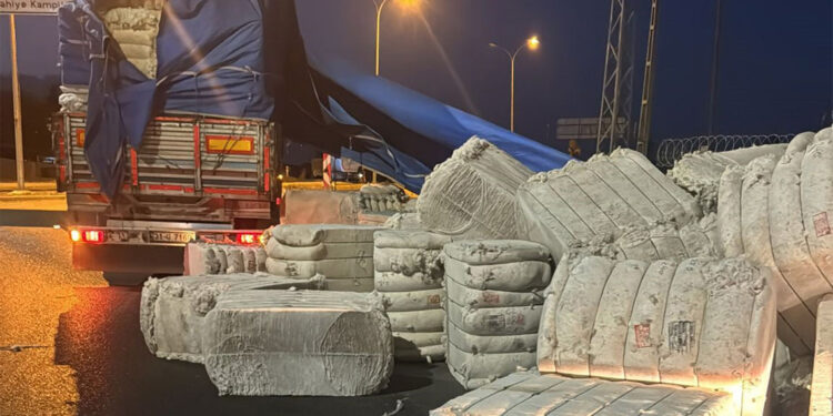 TIR'ın dorsesindeki pamuk balyaları yola savruldu