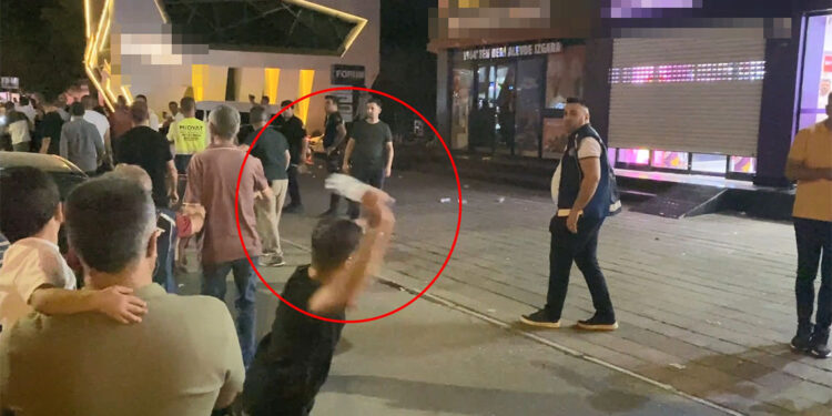 Kozmetik ve kahve zinciri şubelerine saldırı