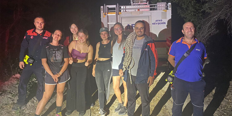Vadide mahsur kalan 5 turist kurtarıldı