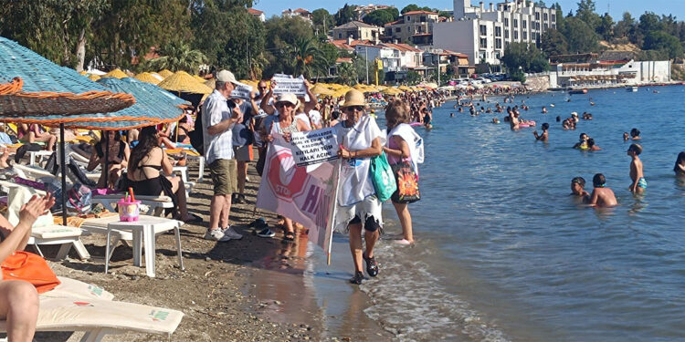 Foça'da 'Kıyılar Halkındır' eylemi