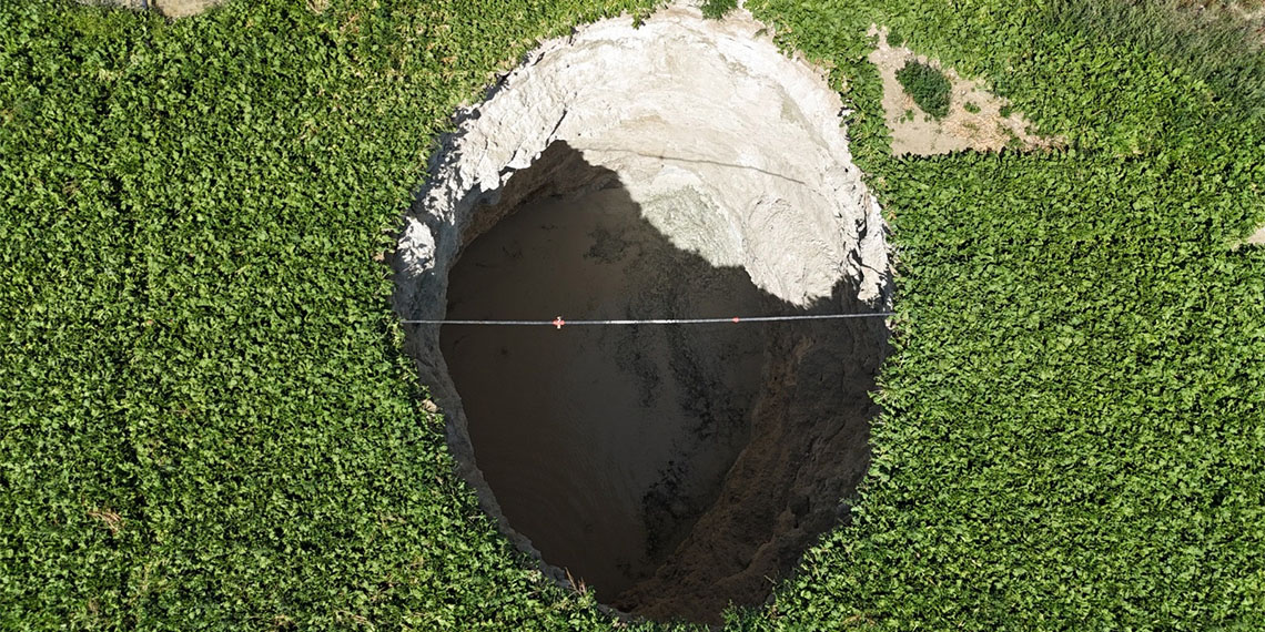 Obruk oluşan tarlanın kenarında evi bulunan Fatih Şık, "Ölümle yaşamın kıyısındayız. Ne yapacağımız şaşırdık. Dün obruğun olduğu yerden 5 kez geçtim. Ben üstünden geçerken, obruk oluşsaydı ne olacaktı?” diye konuştu.