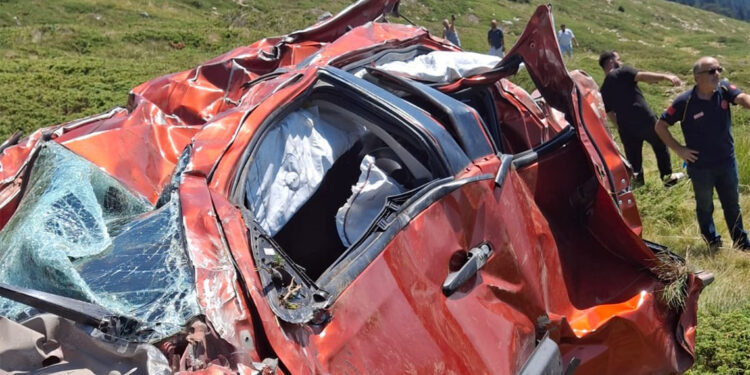 Off-road aracı 100 metrelik uçuruma düştü