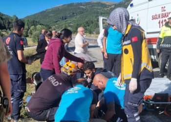 Erzincan'da yolcu otobüsü devrildi; Ölü ve yaralılar var