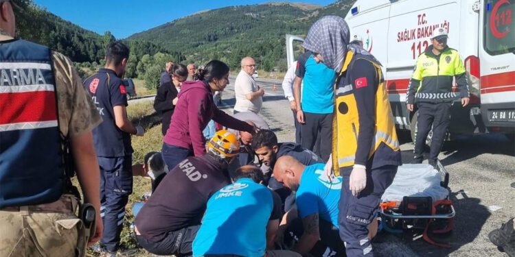 Erzincan'da yolcu otobüsü devrildi; Ölü ve yaralılar var