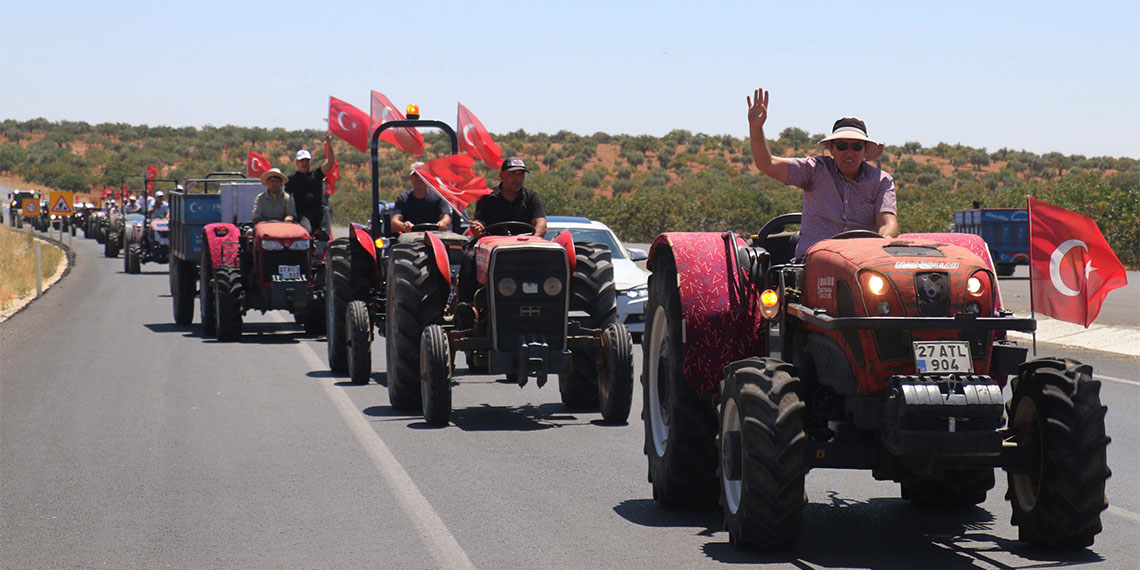 Gaziantep'in Nizip ilçesinde Antep fıstığı üreticileri, fiyatların düşük olduğu iddiasıyla eylem yaptı. Fıstık Hali önüne traktörleri ile gelen çiftçiler, fiyatlara tepki gösterip, çuvallara doldurdukları fıstıkları yere döktü.