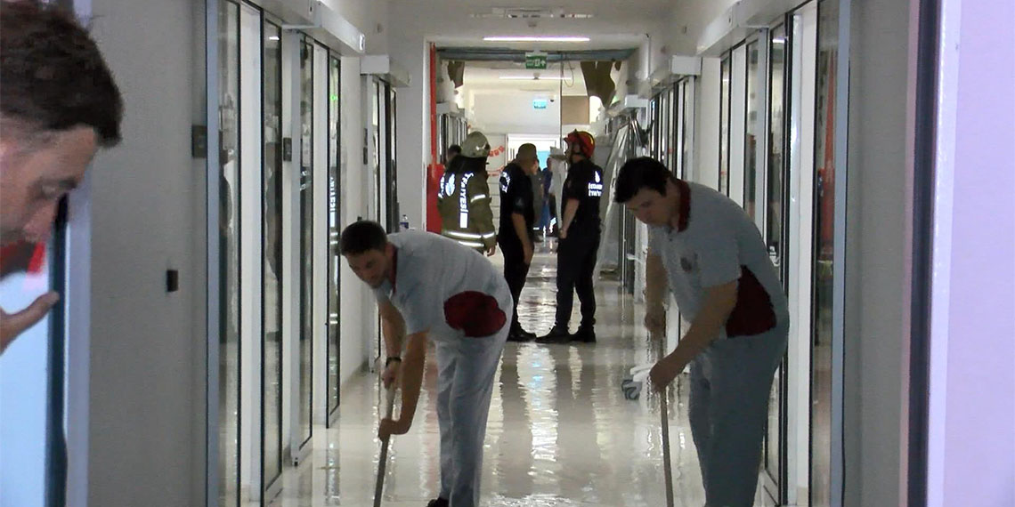 Bakırköy'de İstanbul Üniversitesi Cerrahpaşa Tıp Fakültesi Prof. Dr. Murat Dilmener Hastanesi'nin yenidoğan yoğun bakım ünitesinin asma tavanı çöktü.