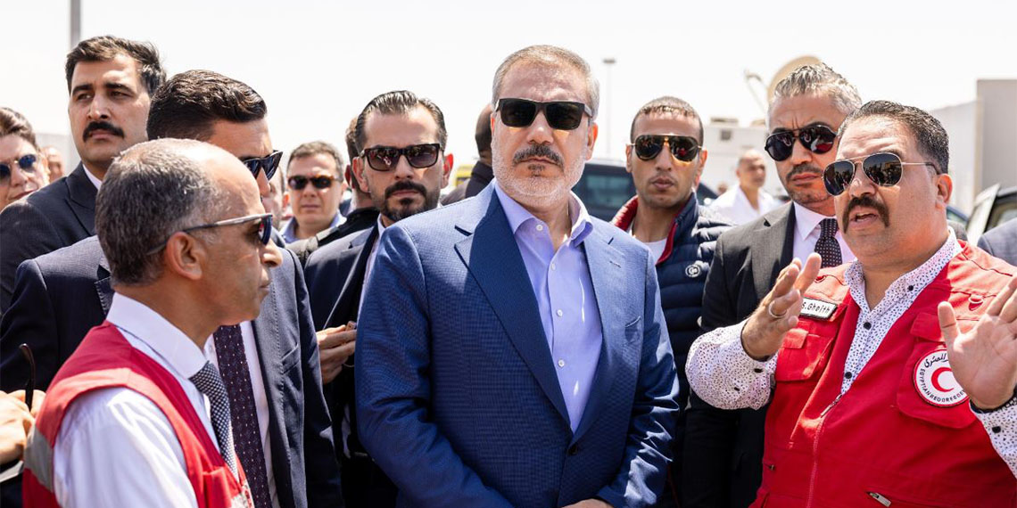 Dışişleri Bakanı Hakan Fidan, Mısır’ın Gazze Şeridi sınırında bulunan Refah Sınır Kapısı’nı ziyaret etti. Fidan, burada yaptığı açıklamada, “Buradan bütün insanlığa sesleniyorum. Eğer hep beraber bu katliamı burada durdurmazsak, insanlık olarak bu katliamın ortağı olacağız” dedi.