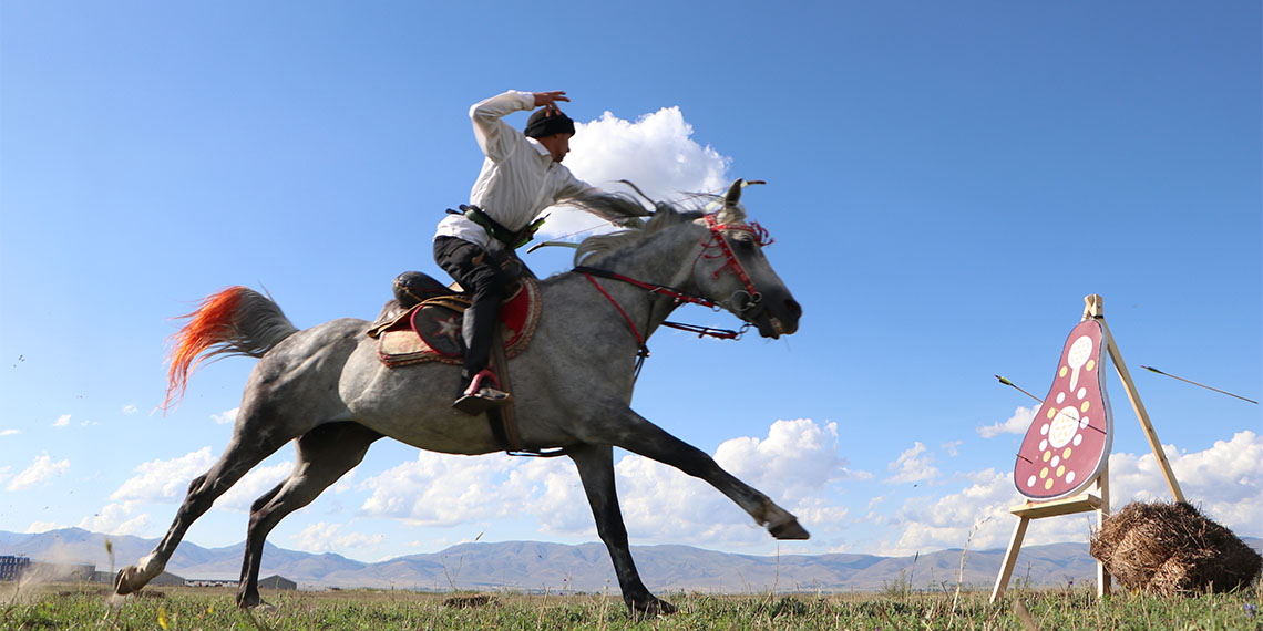 Aile ve Sosyal Hizmetler Bakanlığı'na bağlı Erzurum Atatürk Çocuk Evleri Sitesi'nde kalan 3 çocuk, ilk kez katıldıkları 'Atlı Okçuluk Şampiyonası Elemeleri'nde hedefleri vurup büyük başarı elde etti.
