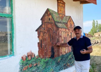 Ani Ören Yeri'ndeki katedral ve Beşikli kilisesinin resmini çizdi