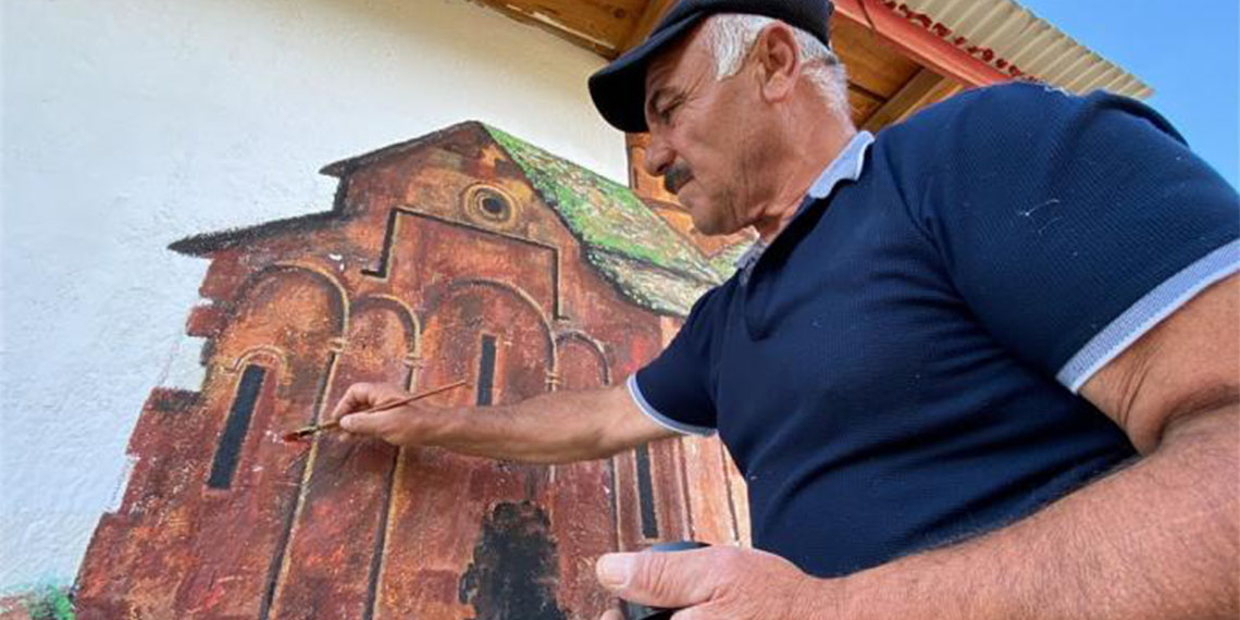 İzmir’de yaşayan ve yaz aylarını memleketi Kars merkeze bağlı ocaklı köyünde geçiren Ercan Çiftçi (61), Ani Ören Yeri'ndeki katedral ve Beşikli kilisesinin resmini evinin duvarına çizdi. İlkokul mezunu olan Ercan Çiftçi, sanatıyla görenleri hayran bırakıyor.