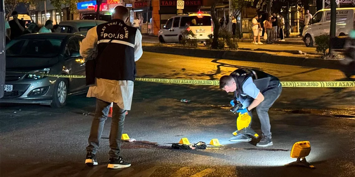 Tekirdağ’ın çorlu ilçesinde, husumetlisi oldukları kardeşlere sokak ortasında ateş açtılar, kardeşlerden mehmet öldü, veysel taştekin ise ağır yaralandı.