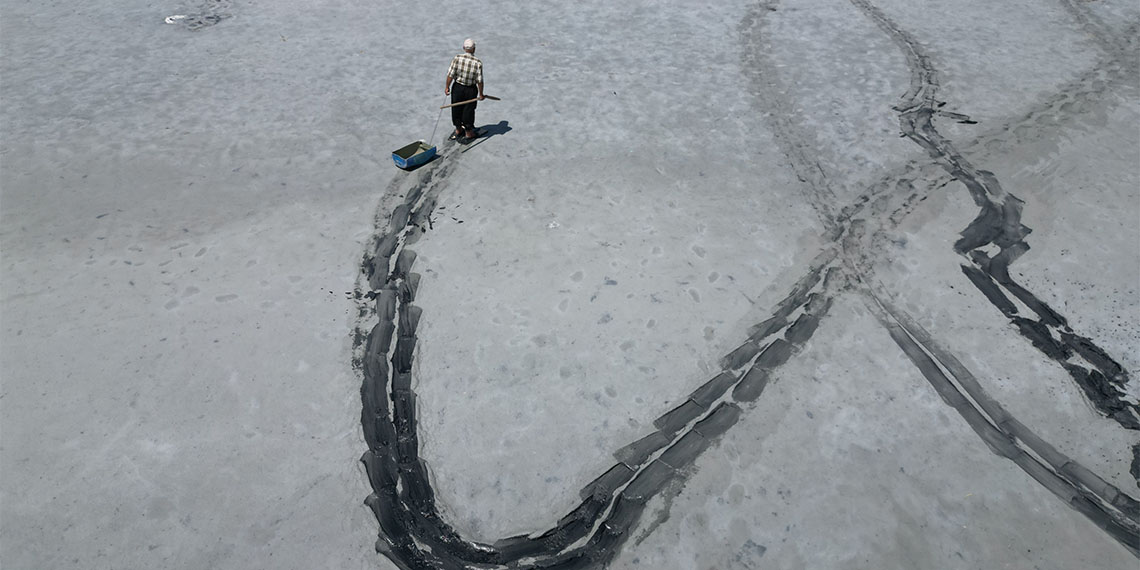 Kayseri'nin Sarıoğlan ilçesi Palas Mahallesi'ndeki Tuzla Gölü'nde tuz hasadı, bu yıl yüksek sıcaklıklar ve yağışların az olması nedeniyle ilk kez yapılamadı.