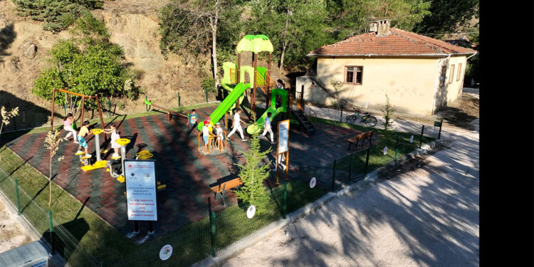 Murat Kurum'un talimatıyla köye çocuk parkı yapıldı
