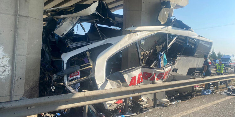 9 kişinin öldüğü otobüs kazasında ön rapor çıktı; şoförün doğrudan etkisi var