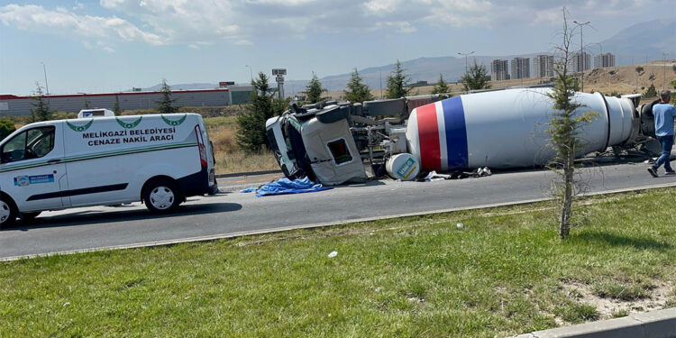 Kayseri'de beton mikseri devrildi: 1 ölü