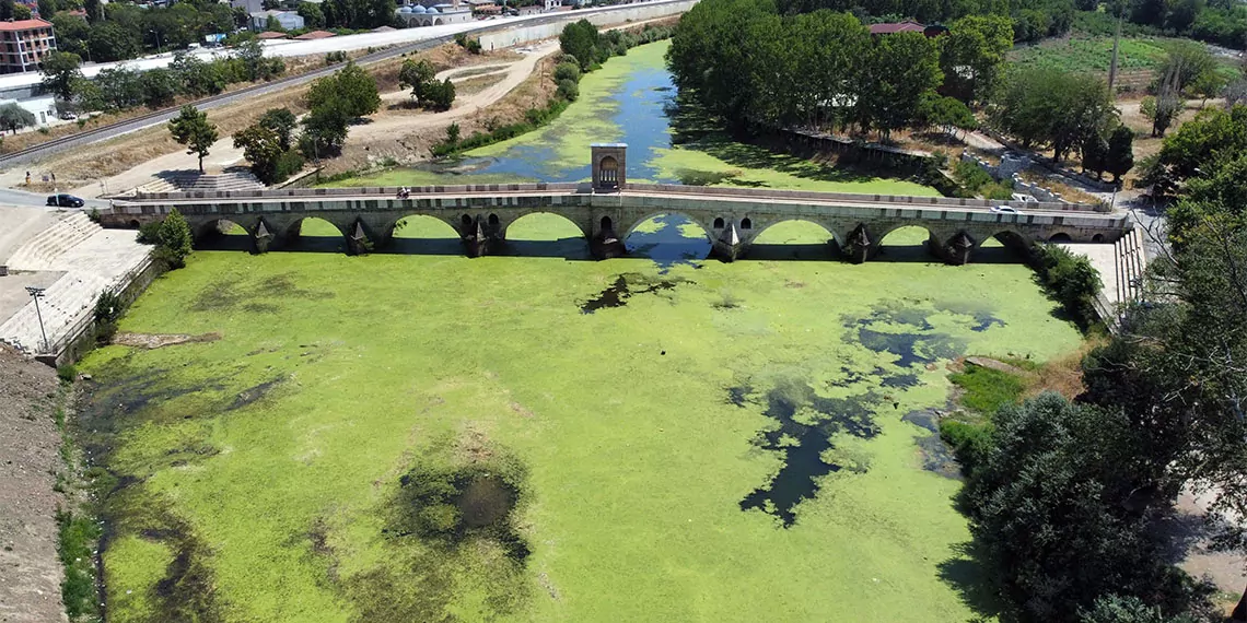 Edirne'de aşırı sıcak ve kuraklık nedeniyle debisi 4 metreküp/saniyeye kadar düşen tunca nehri'nin yanındaki toprak yolda çatlaklar ile göçükler meydana geldi.