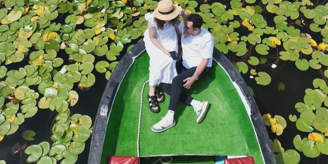 Türkiye'nin en büyük tatlı su gölü olan Beyşehir Gölü'nde açan nilüferler suyun üstünü çiçek bahçesine çevirdi.