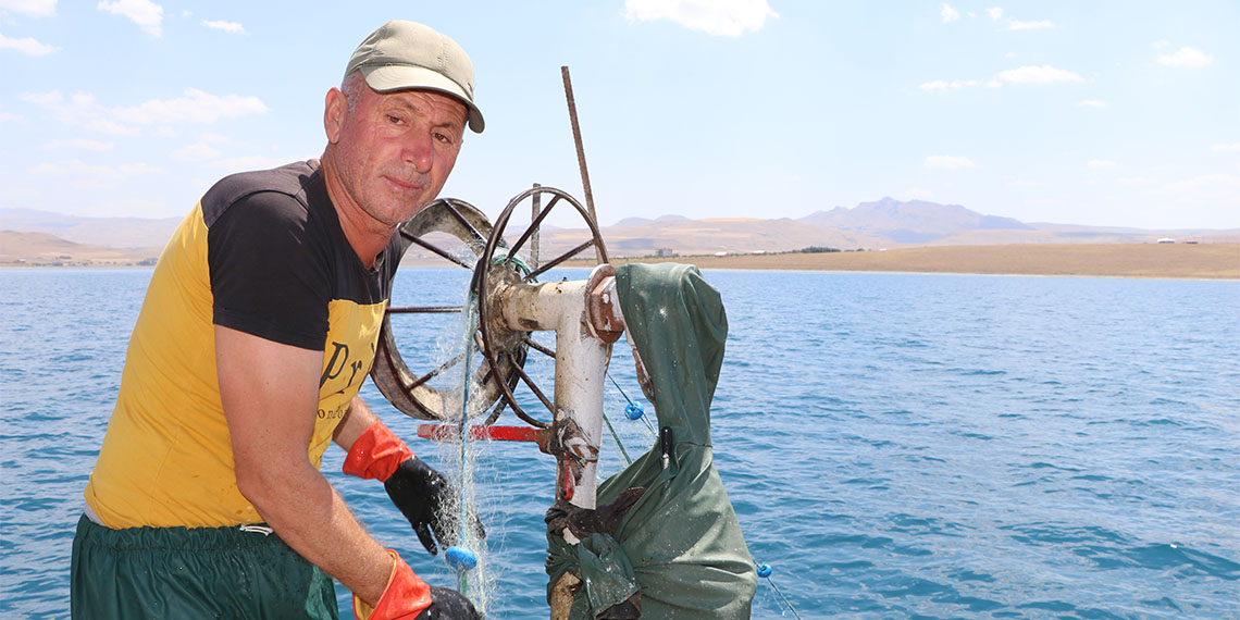 Van Gölü'nün tuzlu ve sodalı suyunda yaşayabilen inci kefalinin artışı dikkat çekiyor. Kaçak avlanmalara karşı alınan önlemlerle sayıları her geçen yıl çoğalan inci kefali 15 bin kişinin geçim kaynağı oldu.