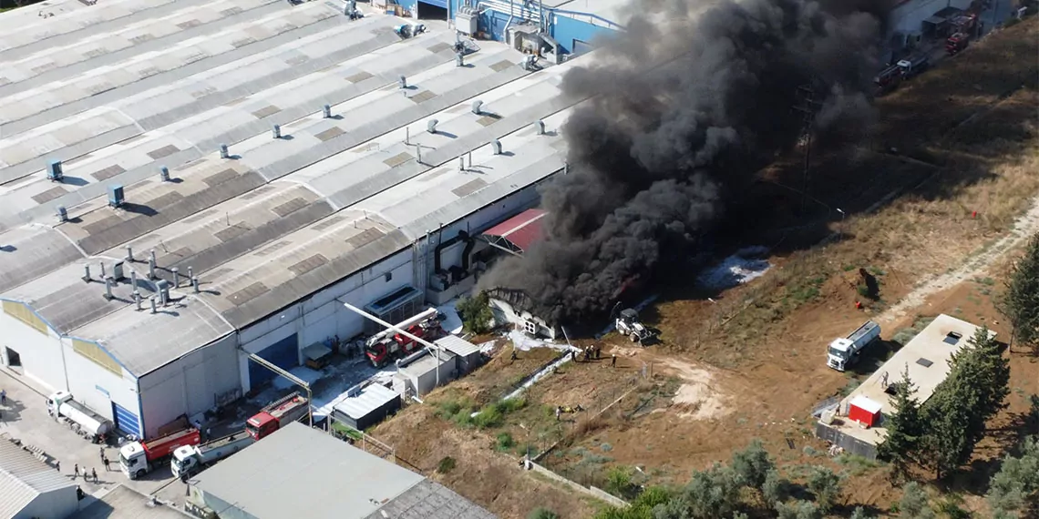 Bursa'da yat fabrikasında yangın çıktı. Fabrikadan yükselen dumanlar ilçenin birçok noktasından görülürken, ekiplerin yangına müdahalesi sürüyor.