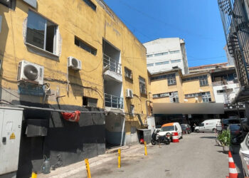 Zeytinburnu'ndaki oto sanayi sitesinin kolonları çatladı