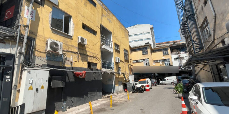 Zeytinburnu'ndaki oto sanayi sitesinin kolonları çatladı