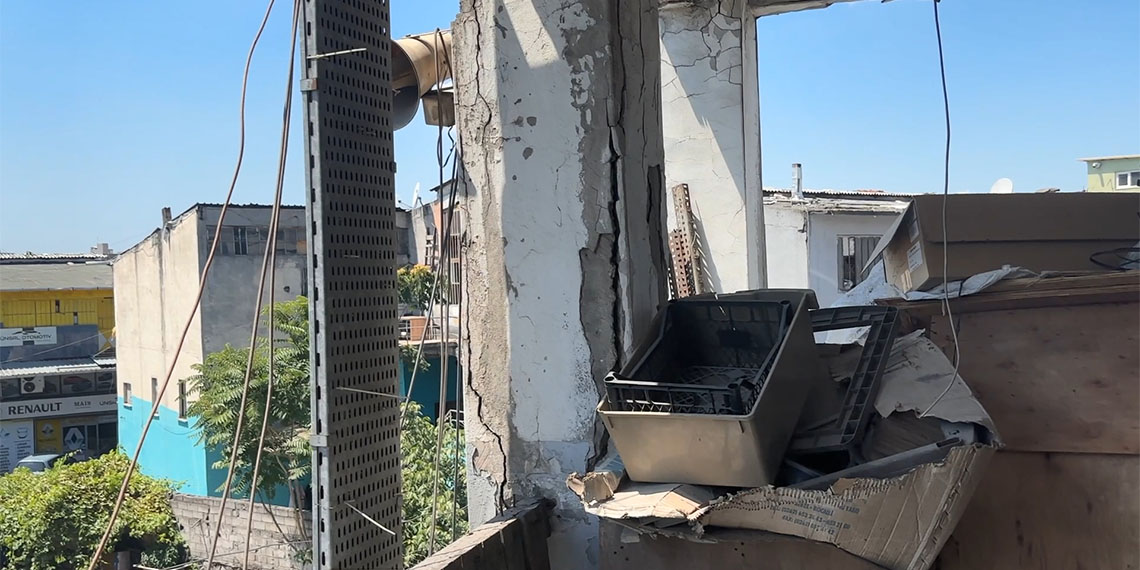 Topkapı'ya yakın bir noktada bulunan Zeytinburnu'ndaki oto sanayi sitesinin kolon ve kirişlerindeki çatlaklar dikkat çekti.
