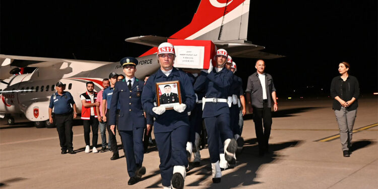 Oğlunun acısına dayanamayan şehit annesi kalp krizi geçirdi