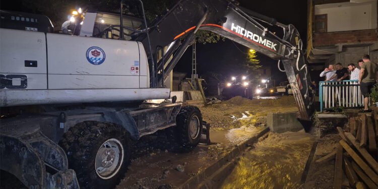 Trabzon'da sağanak nedeniyle sel ve su baskını yaşandı