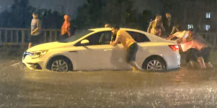 Rize'de sağanak sele neden oldu