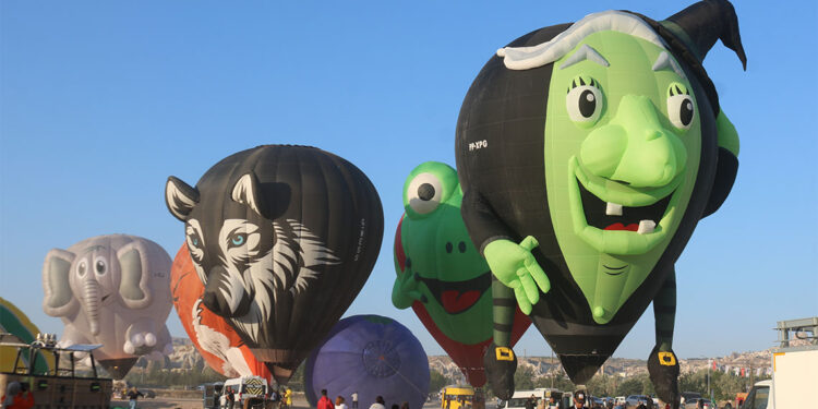 Kapadokya'da 35 balon gökyüzünü renklendirdi