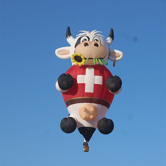 Kültür ve Turizm Bakanlığı tarafından düzenlenen 'Kapadokya Balon ve Kültür Yolu Festivali'nde 17 ülkeden getirilen, üzerinde farklı figürlerin olduğu 35 balon gökyüzünü renklendirdi.