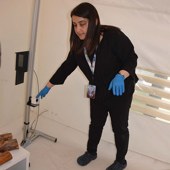 Tarihi eserleri biyolojik bozulmadan arındırmak isteyen Erzurum Restorasyon ve Konservasyon Bölge Laboratuvar Müdürlüğü çalışanları, ‘azot çadırı’ tasarladı.