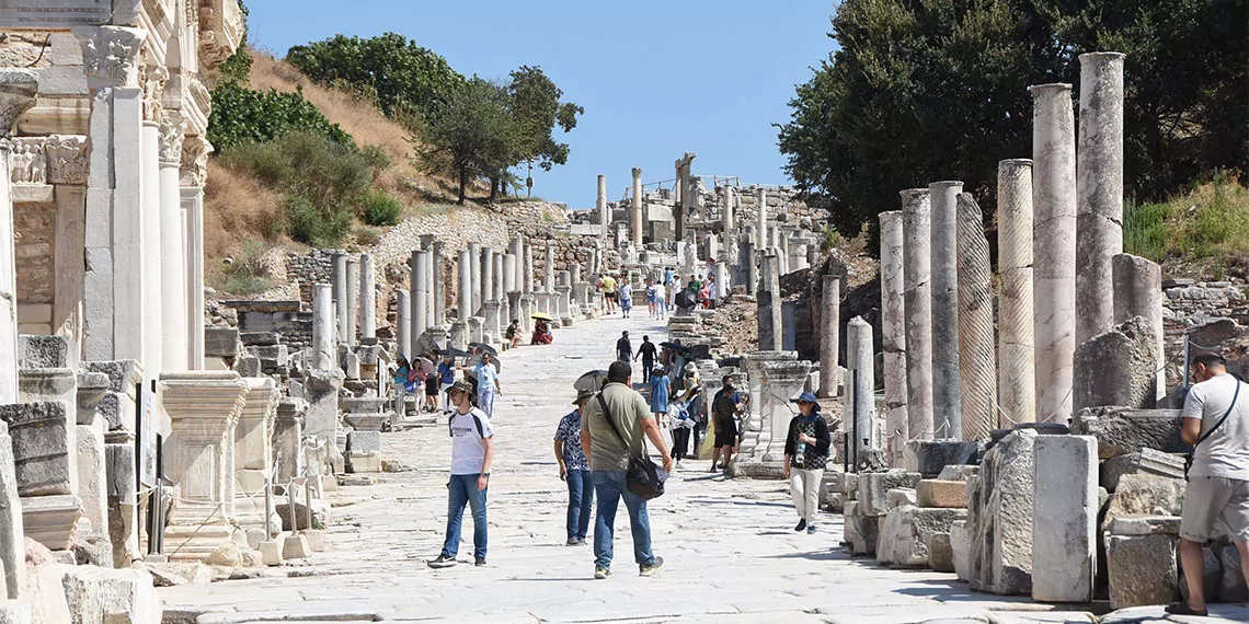 İzmir'in selçuk ilçesinde her yıl çok sayıda turistin gezdiği efes antik kenti, ocak-temmuz ayında 1 milyon 444 bin 405 ziyaretçi ağırladı. Böylelikle efes antik kenti en çok ziyaretçi ağırlayan müze oldu.