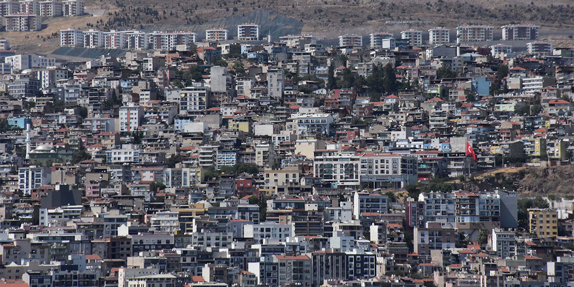 İnşaat Mühendisleri Odası İzmir Şubesi Başkanı Eylem Ulutaş Ayatar, "İzmir'deki yapıların yüzde 40'ının gecekondu, kaçak ve ruhsatsız" dedi.