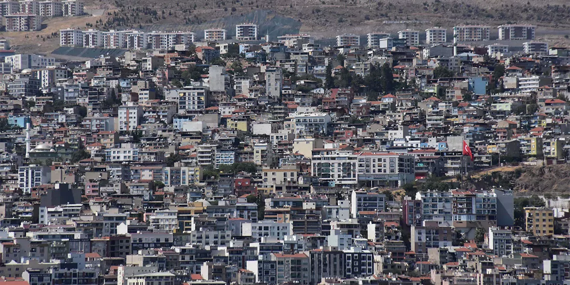 İnşaat mühendisleri odası i̇zmir şubesi başkanı eylem ulutaş ayatar, "i̇zmir'deki yapıların yüzde 40'ının gecekondu, kaçak ve ruhsatsız" dedi.