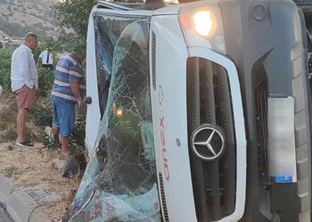 Muğla'da kamyon tur minibüsüne çarptı