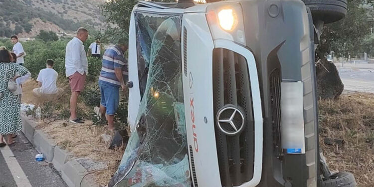 Muğla'da kamyon tur minibüsüne çarptı