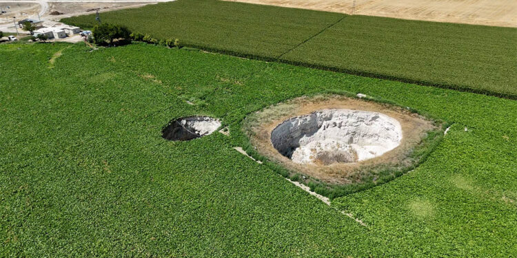 Evlere yakın obruklar tedirgin ediyor