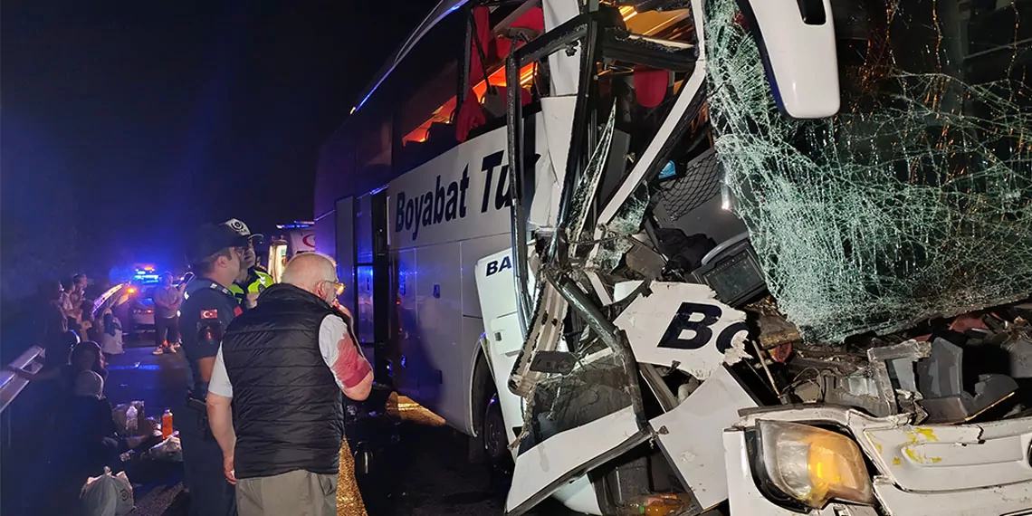 Düzce'de yolcu otobüsü tir'a çarptı, anadolu otoyolu'nda yolcu otobüsünün tir'a çarptığı kazada 25 kişi yaralandı.  