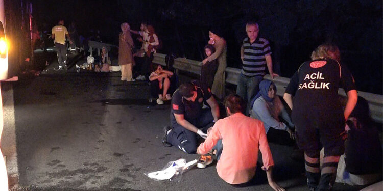 Düzce'de yolcu otobüsü TIR'a çarptı: 25 yaralı