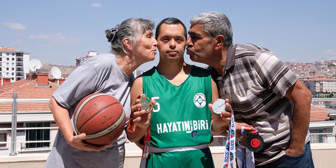 Ankara hayatın artı biri spor kulübü takım kaptanı gökhan kotan, “ben 9 yaşından bu yana basketbola devam ediyorum. Engelleri aşarak, arkadaşlarımla spor yaparak madalyalar kazandım. Down sendromlu bireylerin hayatta başarı yakalaması için spora devam etmeleri gerekiyor” dedi.