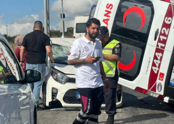 Arnavutköy'de otomobil ile ambulans çarpıştı