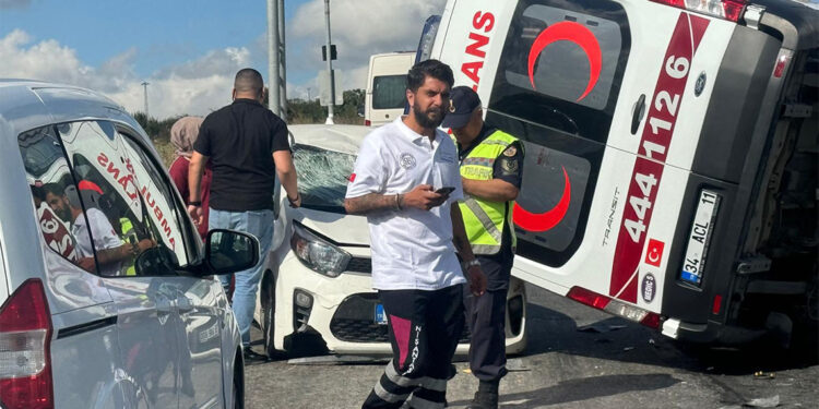 Arnavutköy'de otomobil ile ambulans çarpıştı