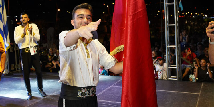 'En hızlı sıcak çay içme' yarışmasında Yusuf Dikeç pozu