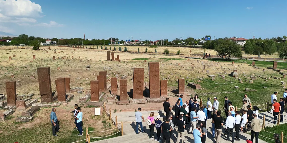 Turistik doğu ekspresi ve turistik diyarbakır ekspresi'nden sonra turizmin yeni elçisi turistik tatvan treni, ankara-tatvan arasındaki 2'nci seferini 33 saatte tamamladı.