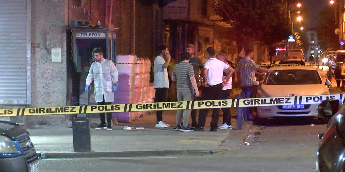 Motosikletli 2 kişi Sultangazi'de silahlı saldırı düzenledi. Saldırıda Zafer Eren (20) hayatını kaybederken, 4 kişi yaralandı.