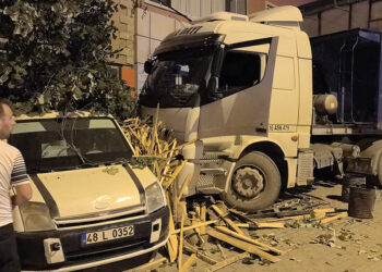 Bursa'da freni boşalan TIR, 3 aracı biçti