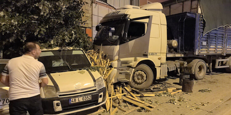 Bursa'da freni boşalan TIR, 3 aracı biçti