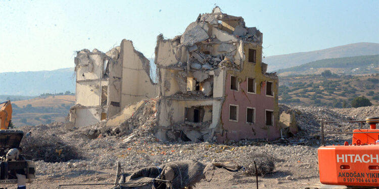 Güçlendirme ruhsatı alınmayan orta hasarlı binalar yıkılacak