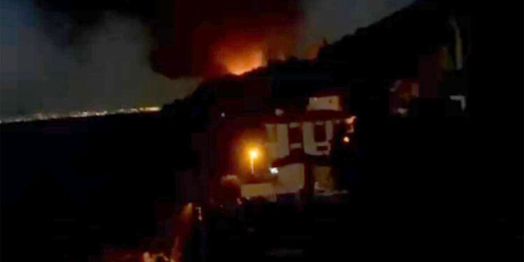 3 katlı bina mangal ateşinden yandı